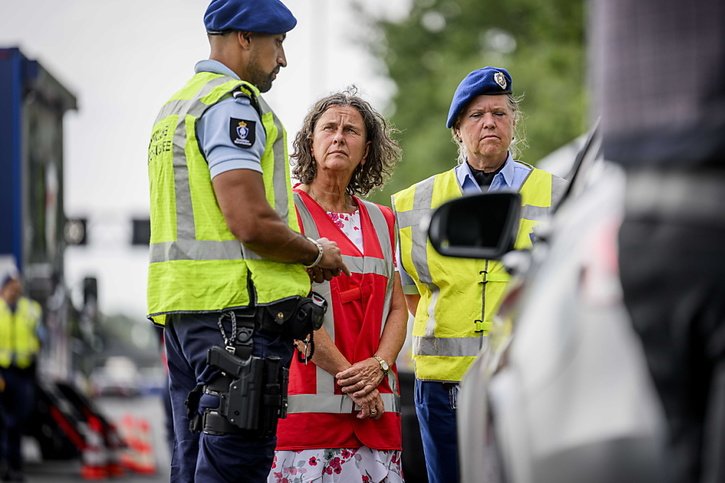 "Nous devons à nouveau nous occuper de notre propre politique d'asile!", a déclaré Marjolein Faber (au centre), ministre néerlandaise de l'Asile et de la Migration du parti d'extrême droite PVV, ici lors d'une visite à la frontière du pays en août dernier. © KEYSTONE/EPA ANP/EMIEL MUIJDERMAN